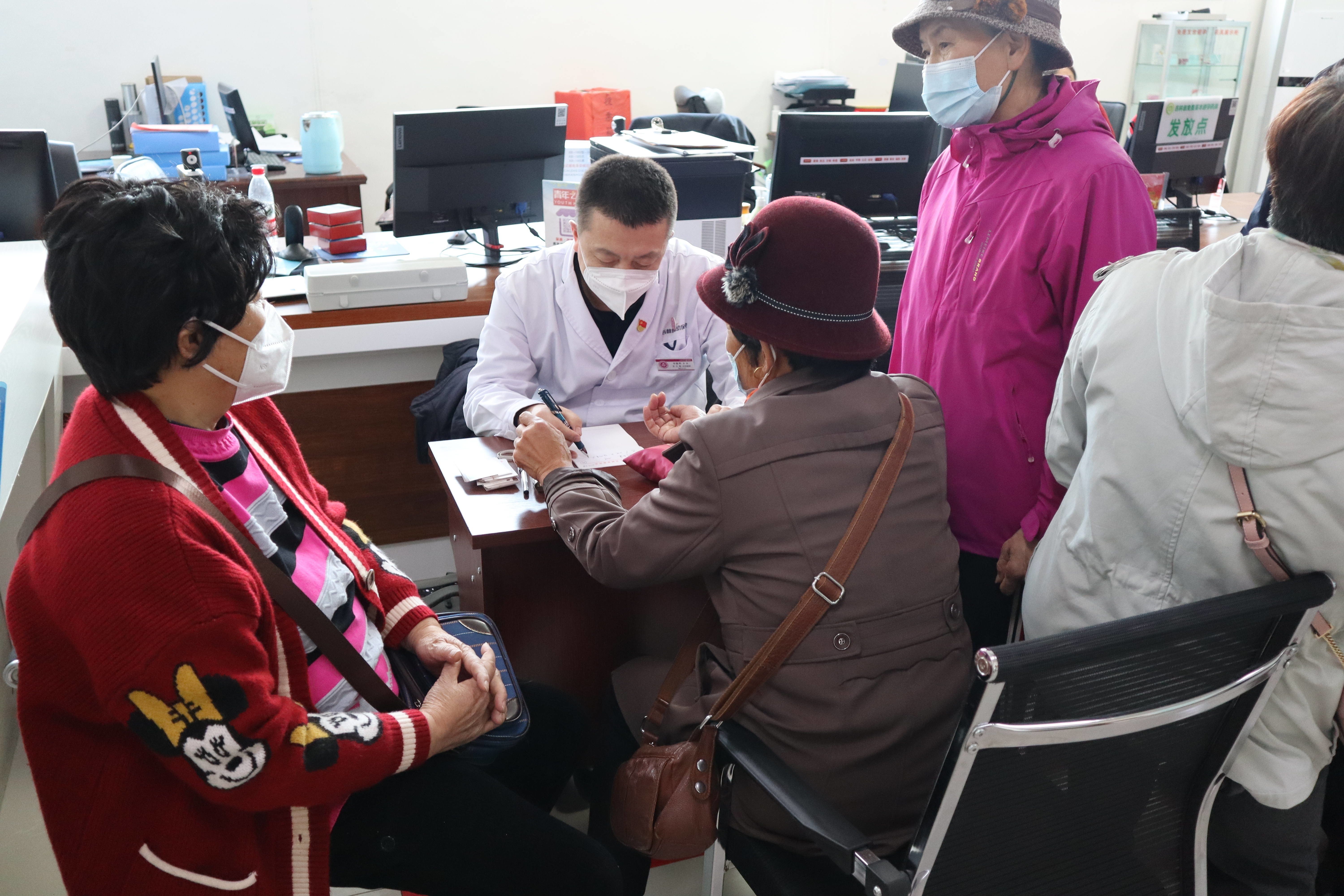 集安市团结街道育才社区联合市科协开展义诊活动