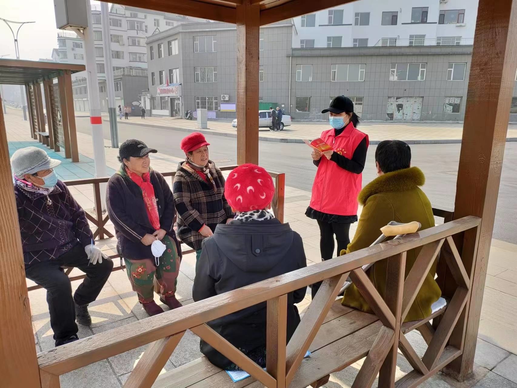 集安市通胜街道河西社区开展“情系老党员‘送学’暖人心”活动