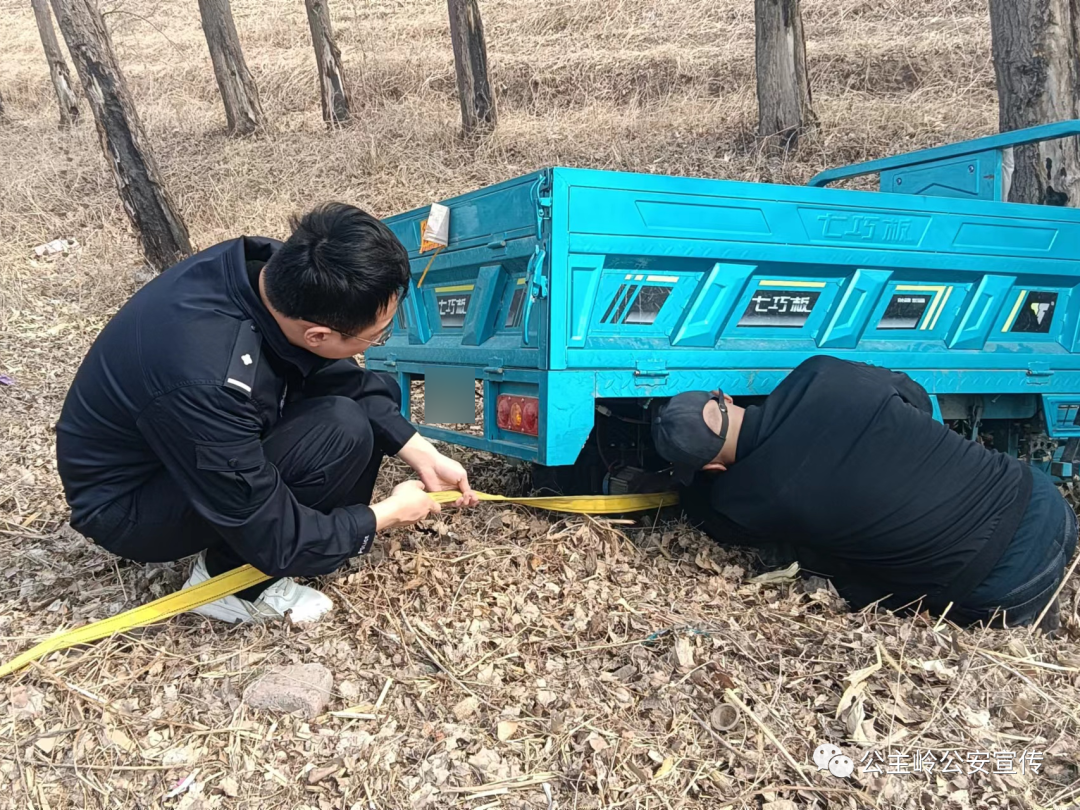 暖心警事丨桑树台派出所：车辆不慎“翻沟” 民警快速解救