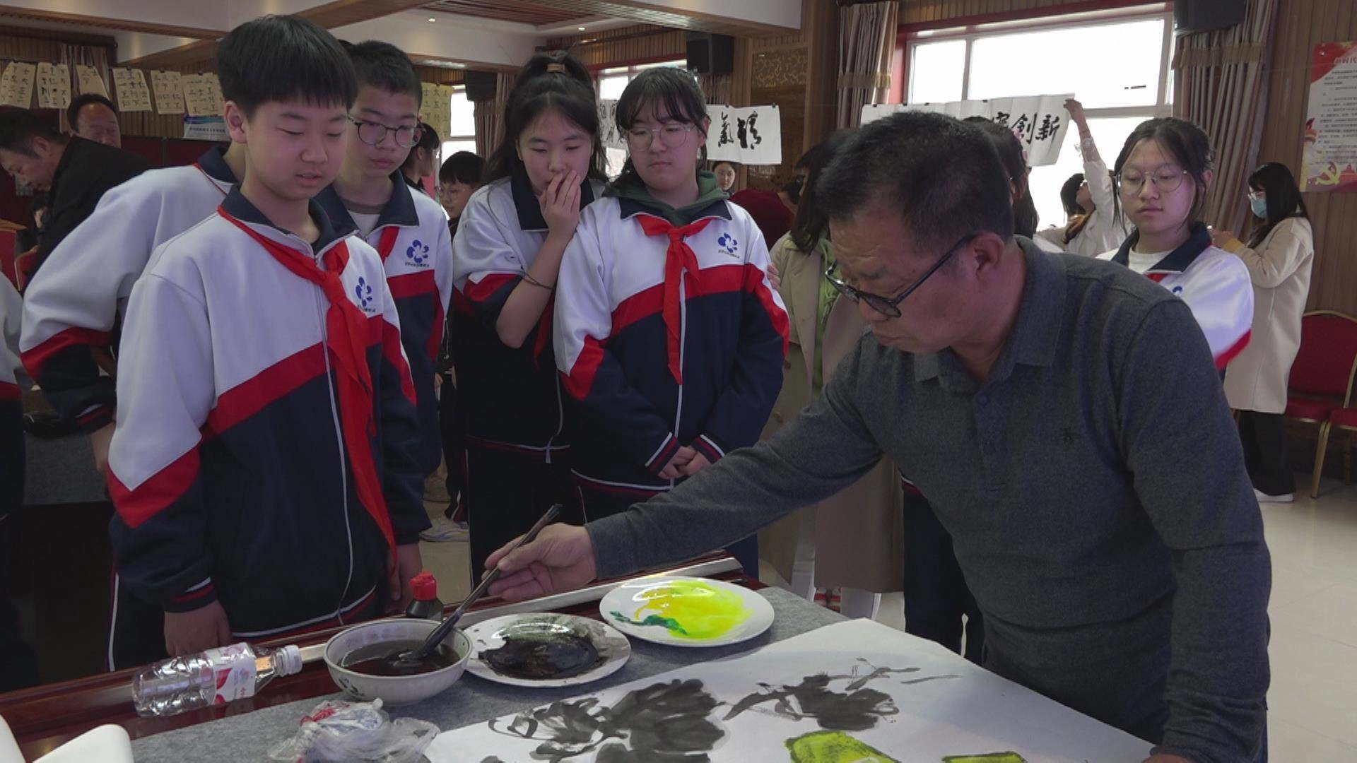 集安市多部门联合开展“墨鸣生活 笔舞青春”书法交流联谊活动