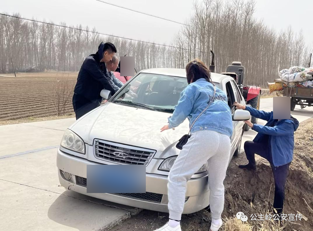 暖心警事丨森警大队：及时帮助群众车辆脱困