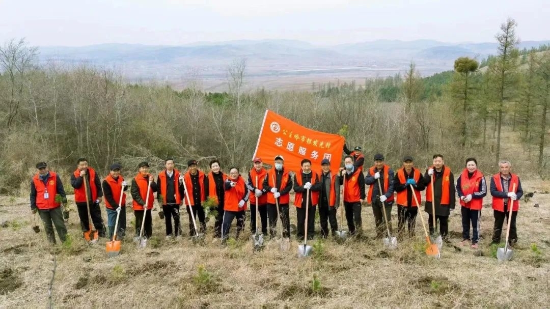 义务植树添新绿 银发先锋志愿行 ——公主岭市老干部银发先锋志愿服务小分队到龙山乡林场参加义务植树活动