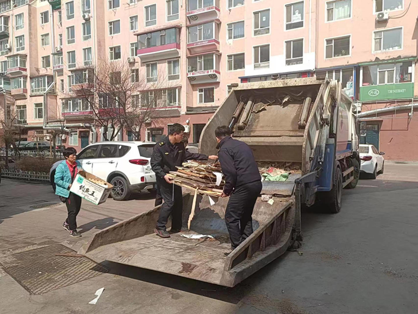 延吉市城管局打击随意倾倒建筑垃圾行为