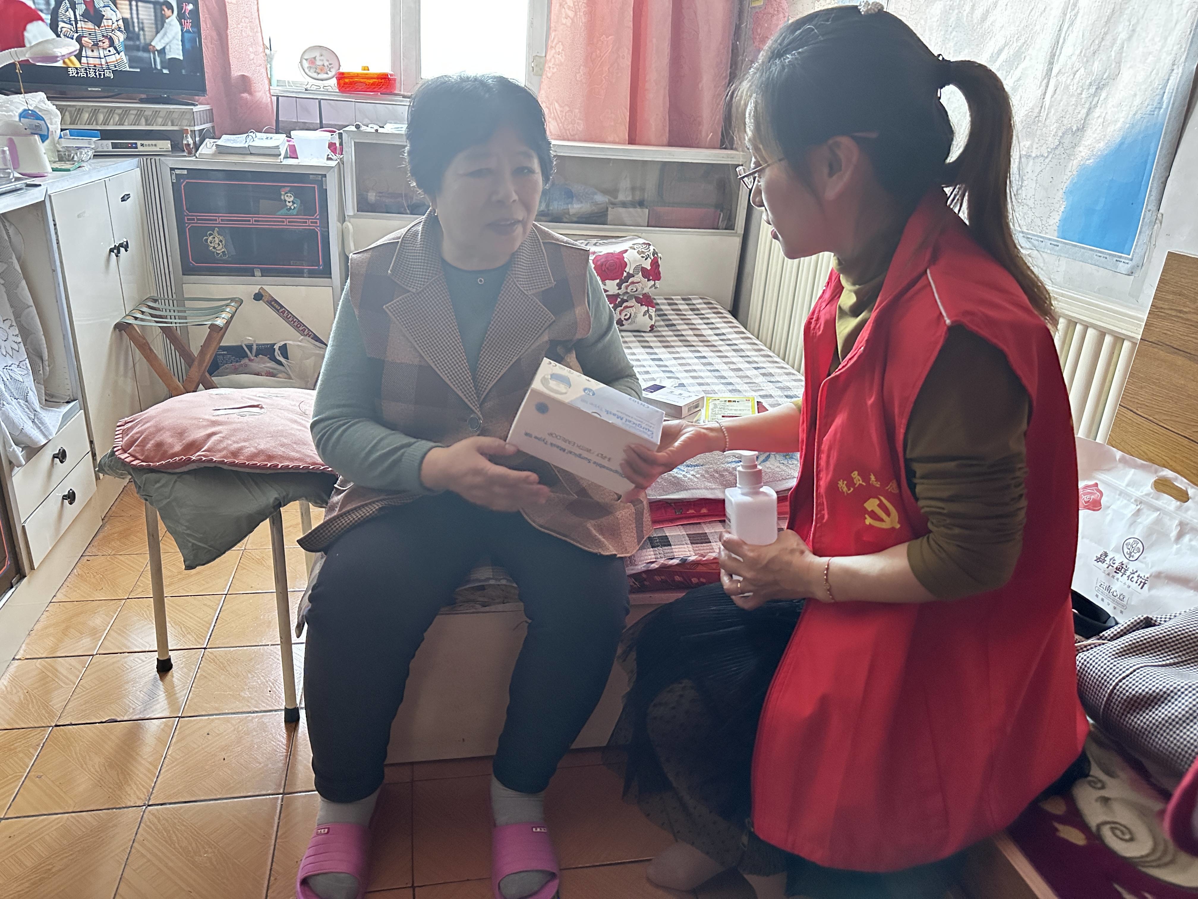 集安市团结街道东盛社区开展“关爱失独家庭 
我们在行动”志愿服务活动