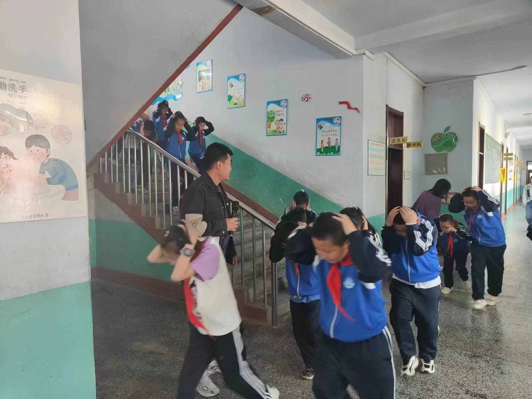 集安市花甸镇中心小学开展防震安全疏散演练活动