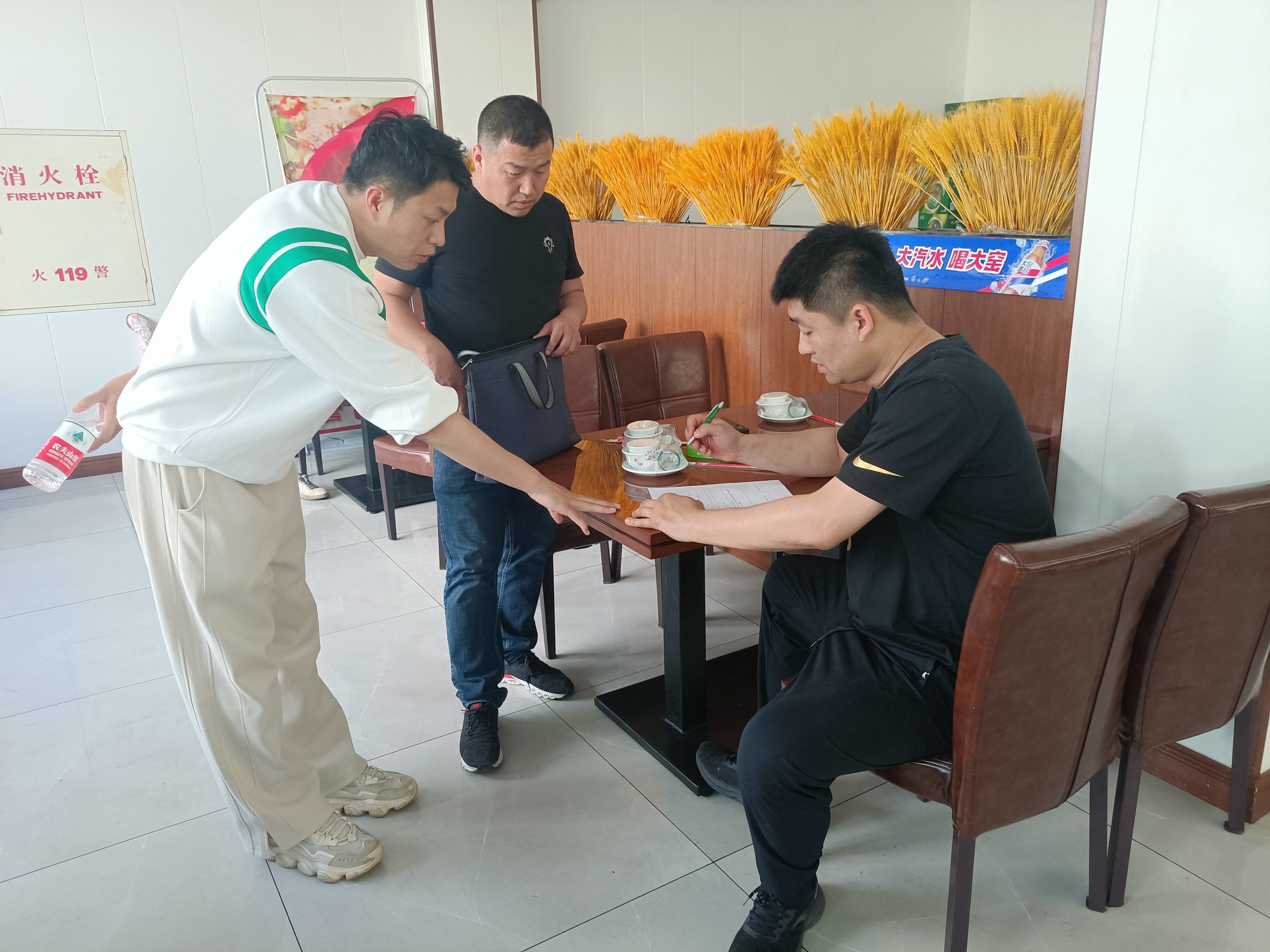 集安市黎明街道锦江社区党委联合退役军人事务局开展双拥工作宣传活动