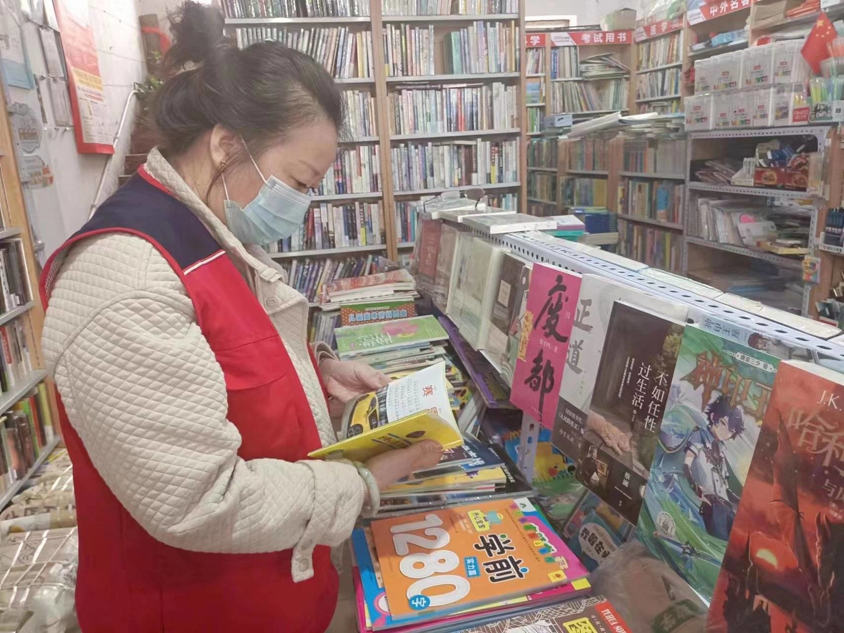 集安市团结街道东盛社区开展“扫黄打非”科普宣传及非法出版物排查活动
