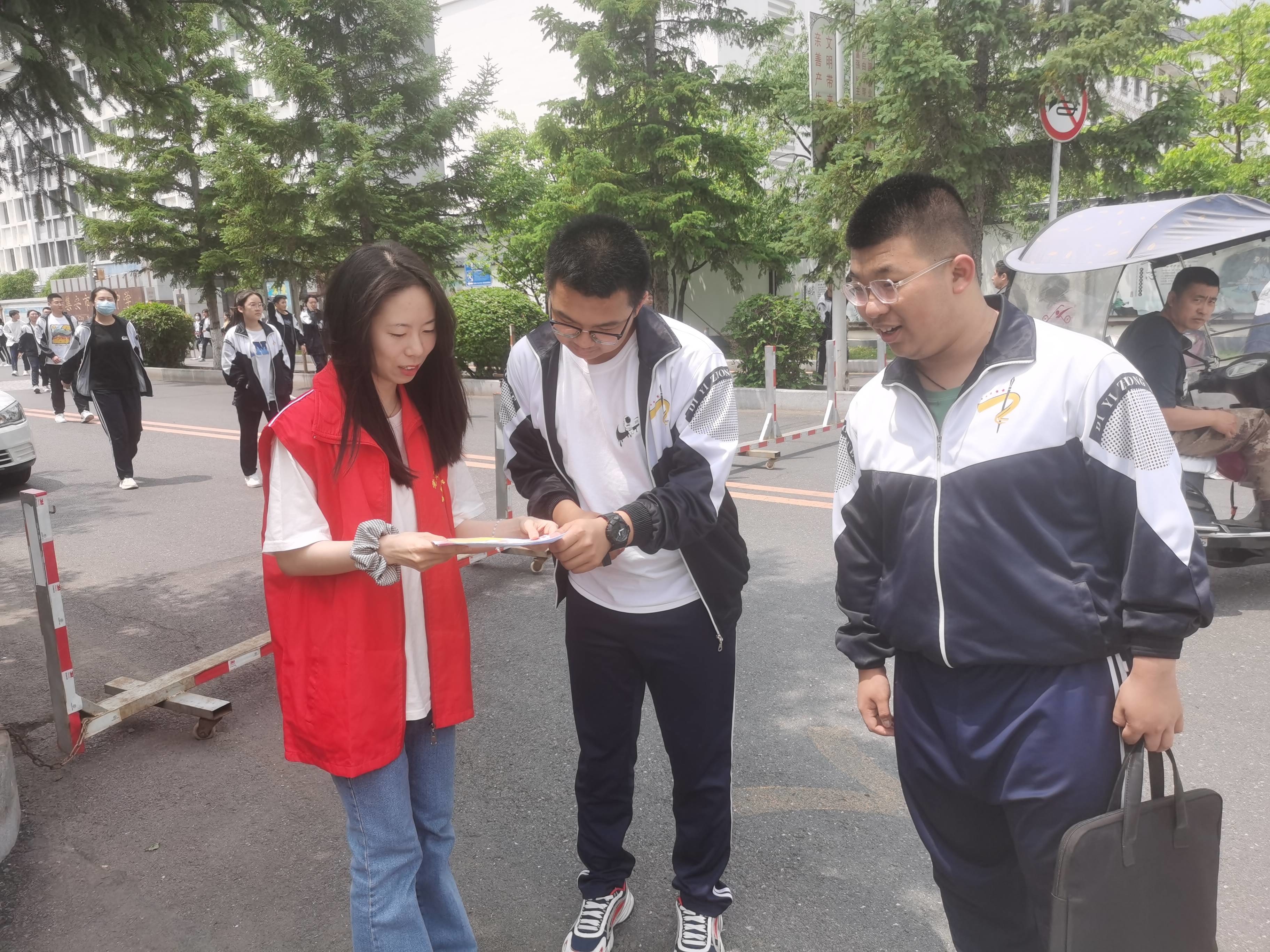 集安市团结街道朝阳社区开展诚信高考主题宣传活动