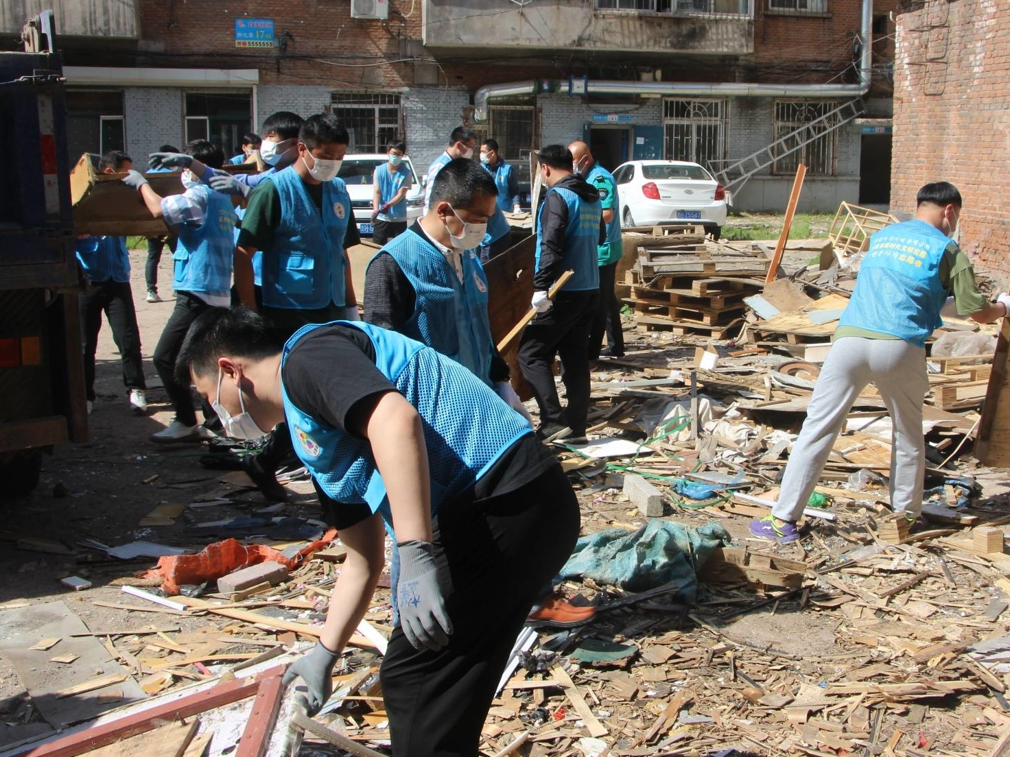 延吉市卫生健康局开展“环境卫生大整治 人居环境再提升”志愿服务活动