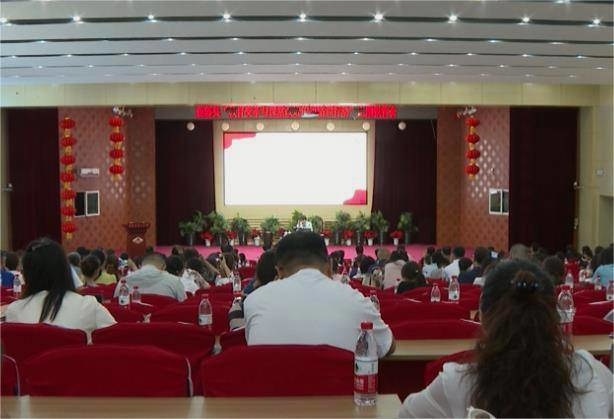 前郭县城镇中学大学区举办“教育变革与课堂改进的策略和行动”主题报告会