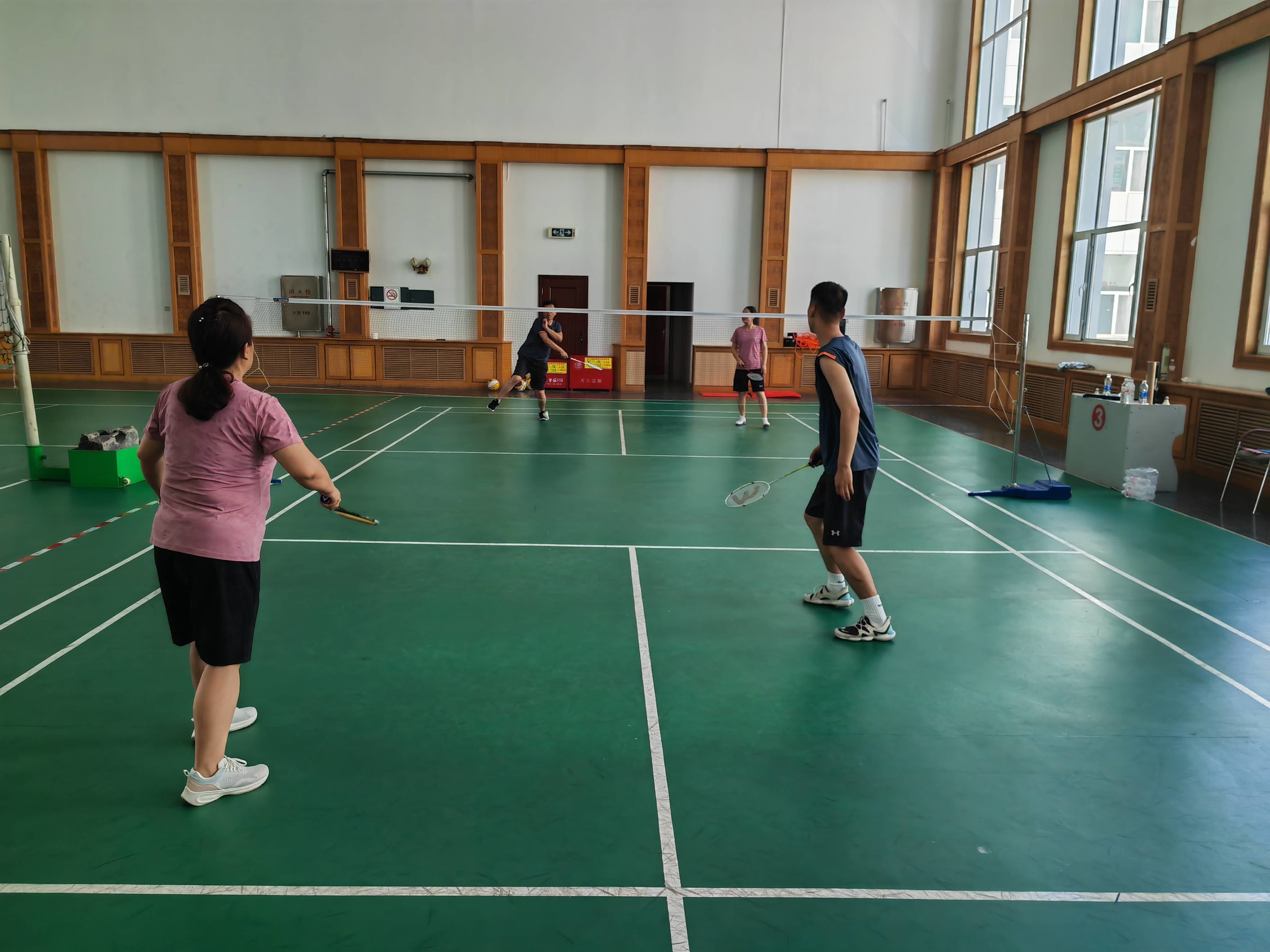 集安市城东街道云峰社区开展九台农商行杯羽毛球比赛活动