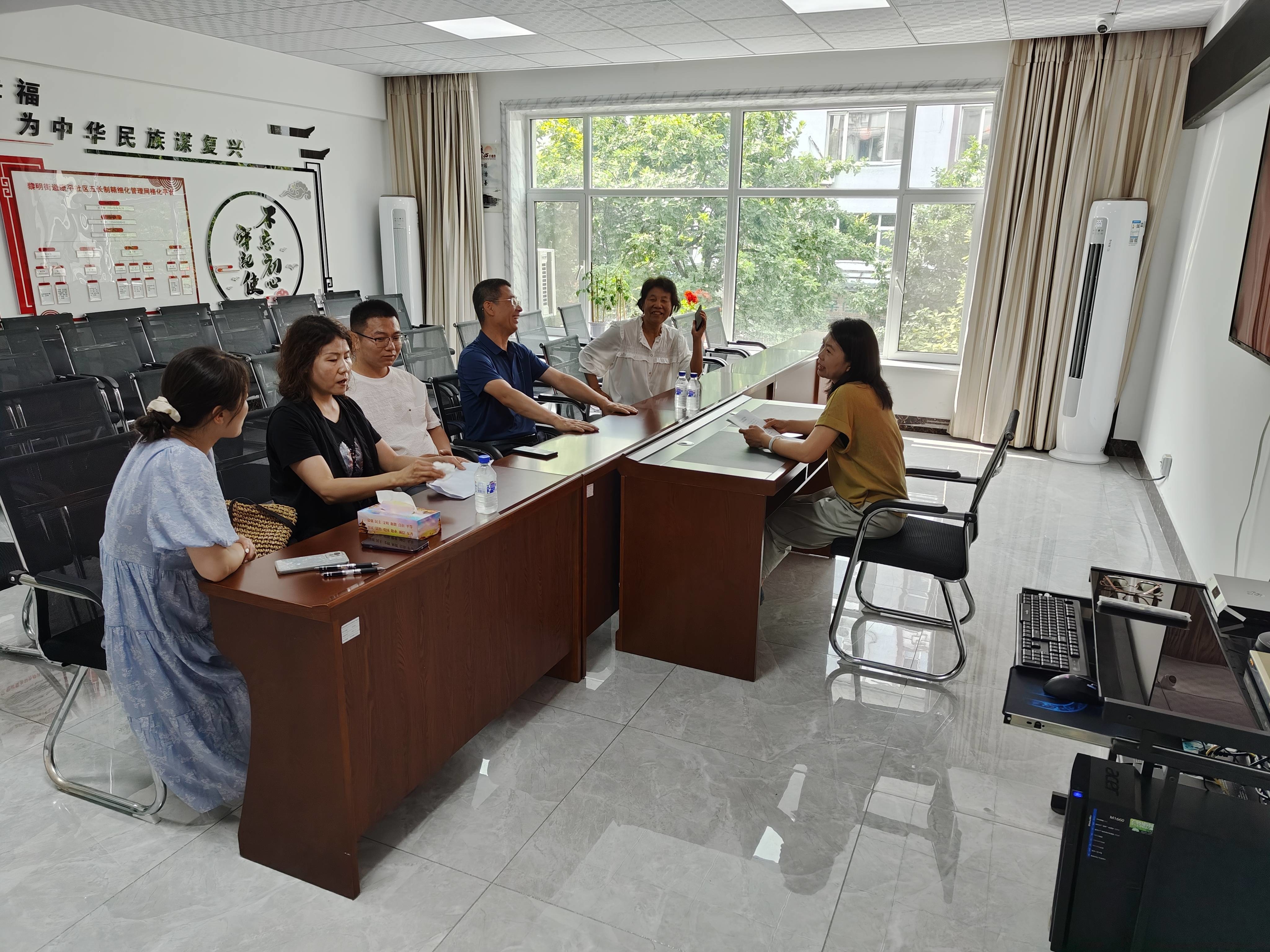 集安市黎明街道康平社区开展“人大代表进社区述职”活动