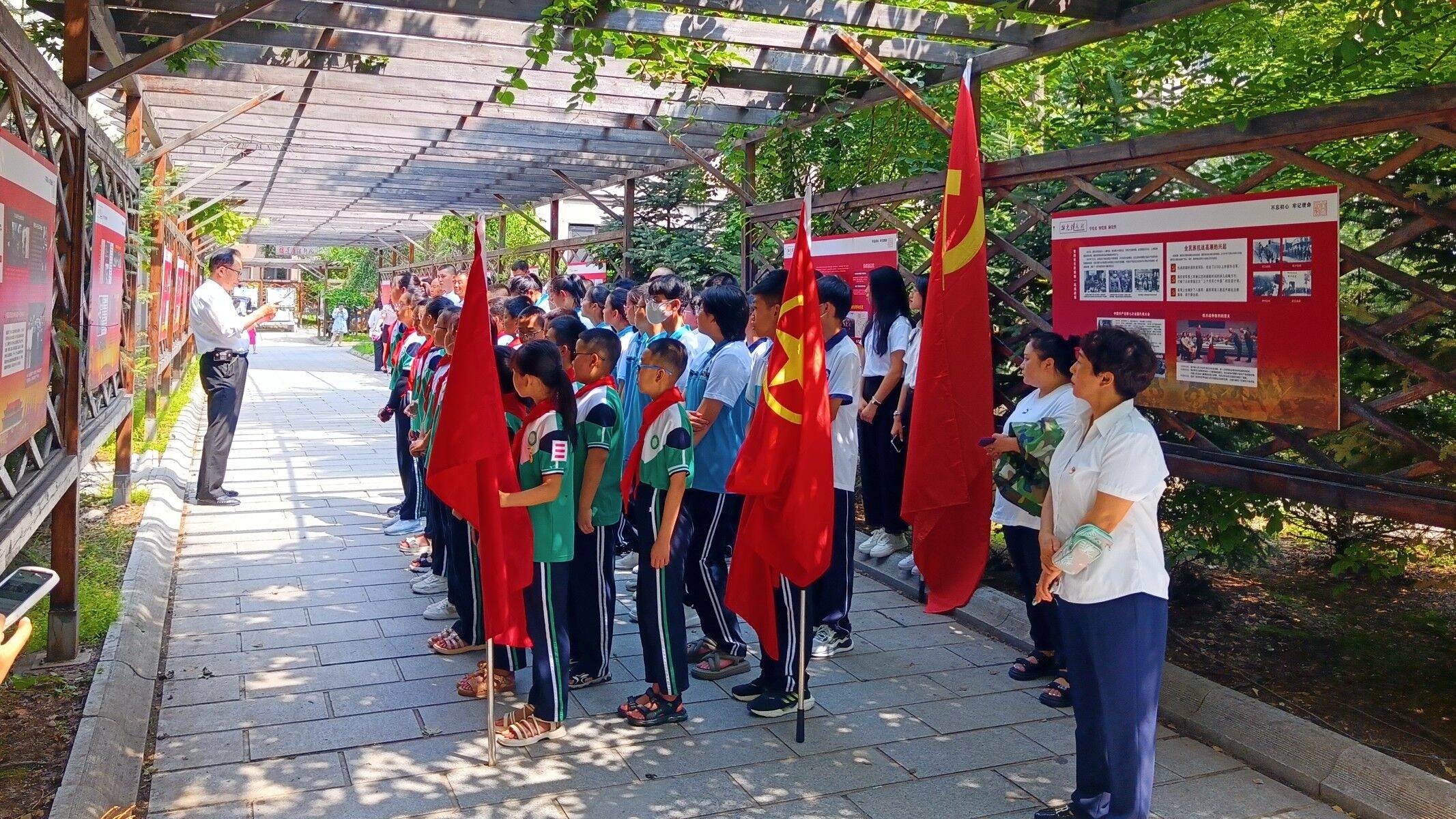 【新时代文明实践】蛟河市民主街道蓝湾社区开展“走好人生三部曲 党团队员当先锋”主题活动