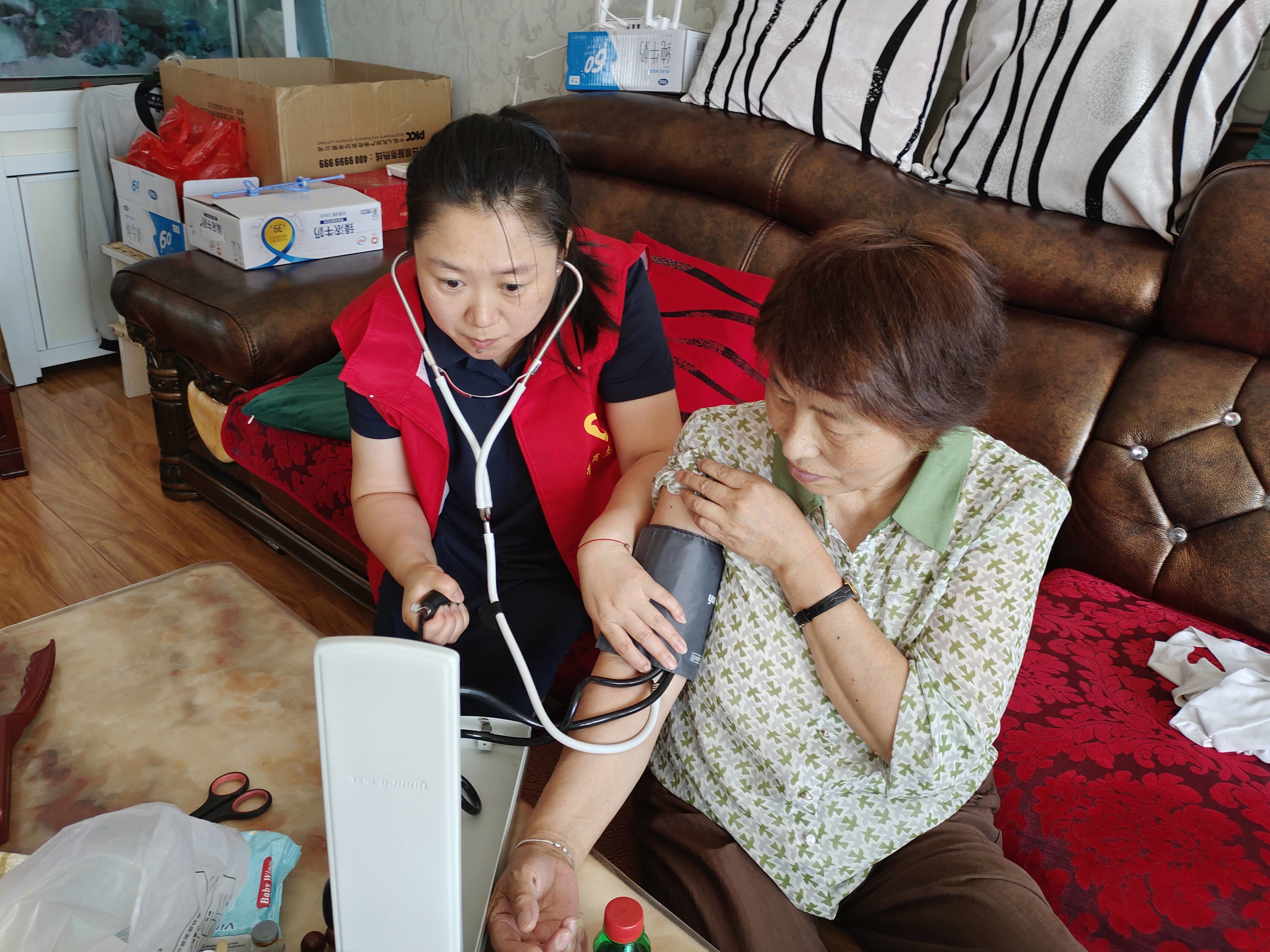 集安市黎明街道锦江社区联合市纪委监委开展“助老服务解民忧”志愿服务活动