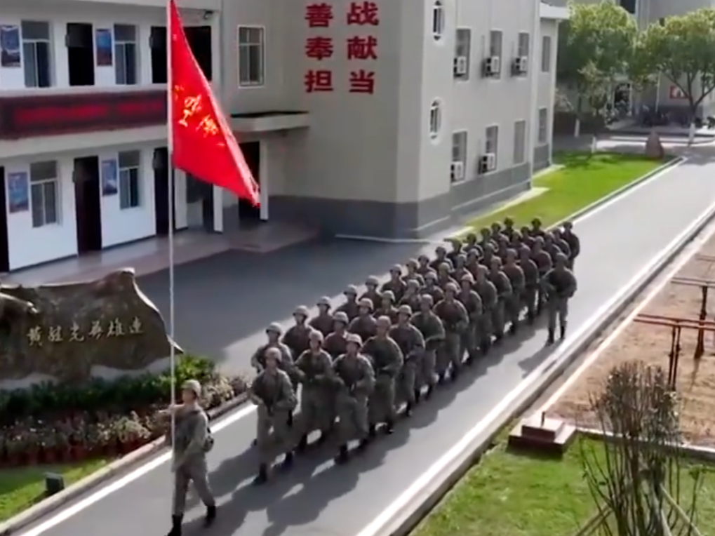 习近平回信勉励“模范空降兵连”全体官兵 弘扬光荣传统 苦练过硬本领 努力锻造敢打必胜的空降利刃