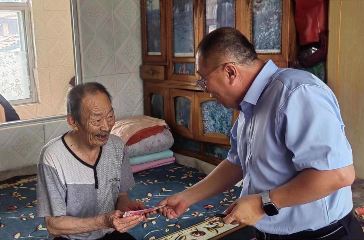 集安市头道镇开展“八一”慰问送关怀拥军优属暖人心服务活动