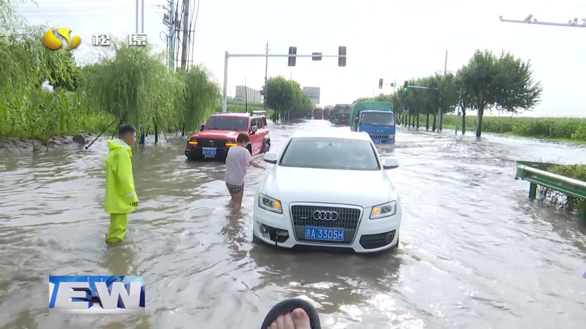 雨中救援 志愿者在行动