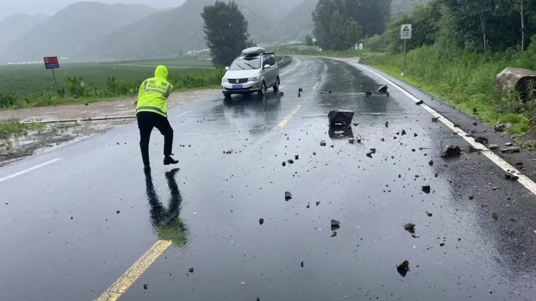 闻“汛”而动 图们公安交警雨中执勤 全力以赴保畅通