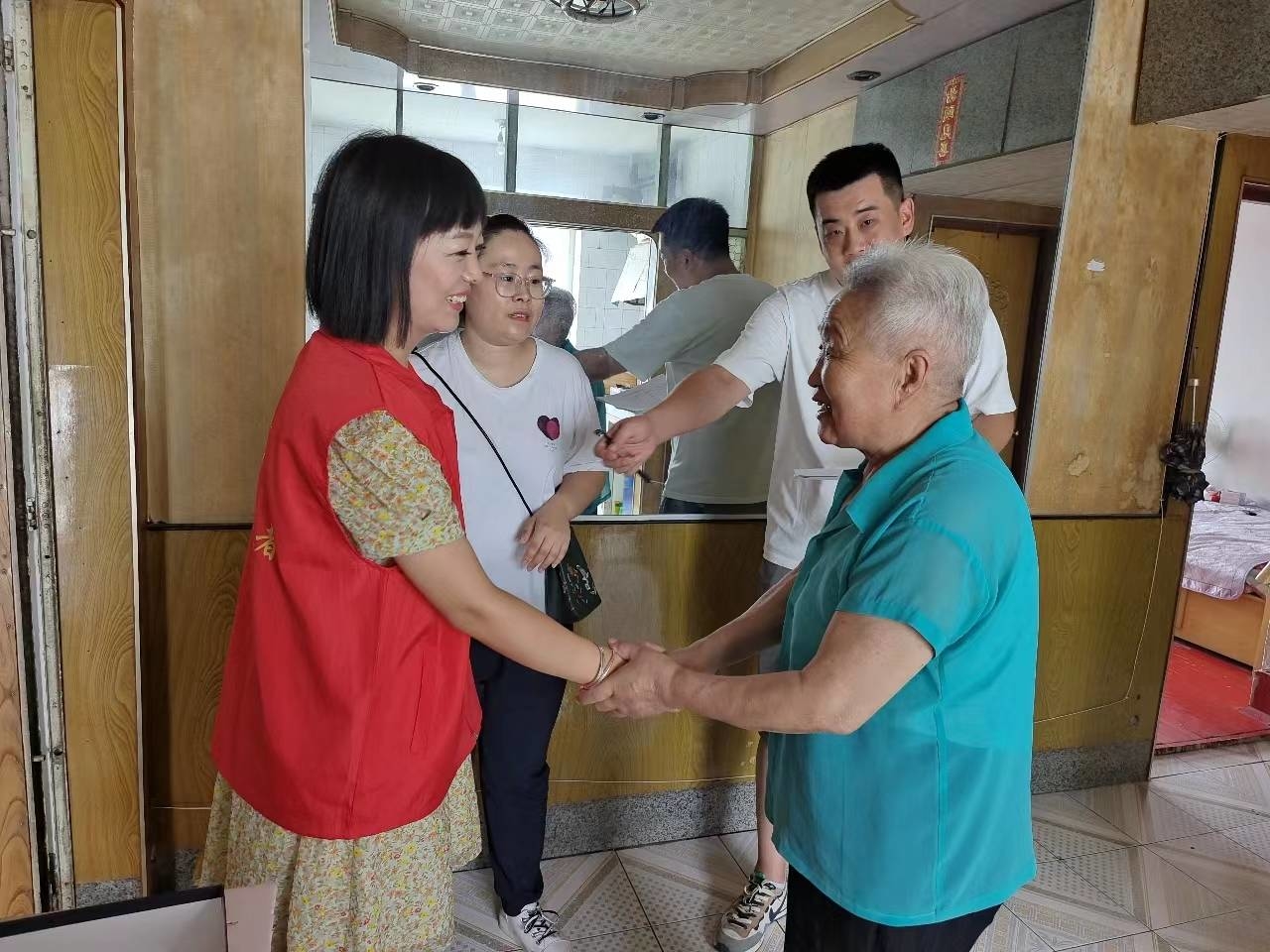 集安市黎明街道迎宾社区联合市财政局开展点亮居民“微心愿”志愿服务活动