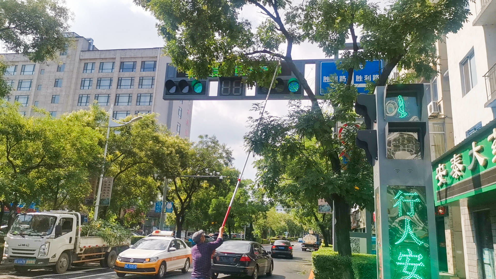集安市住建局：修剪遮挡树枝，消除“看不见”的隐患