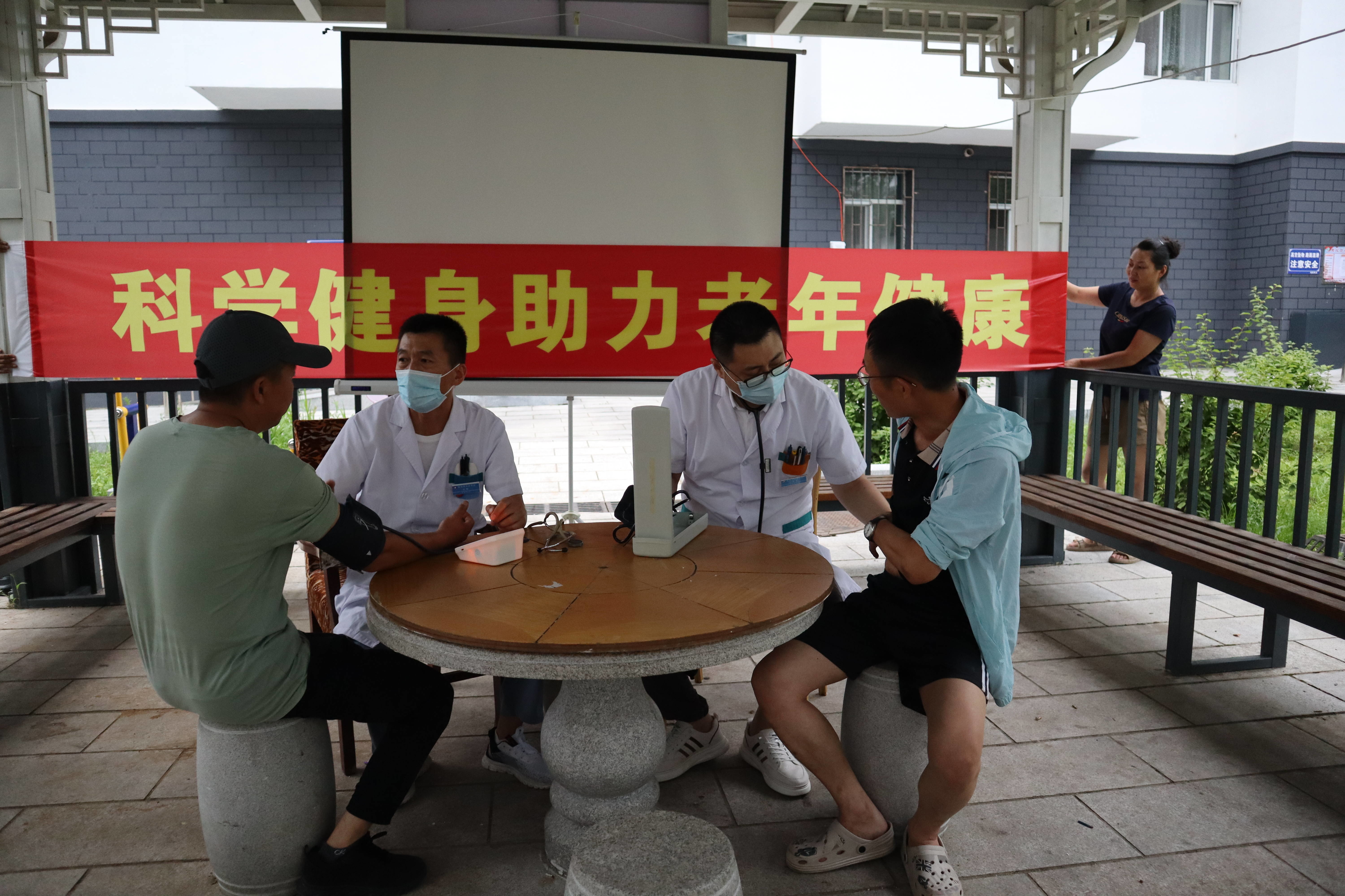 集安市团结街道育才社区开展义诊活动