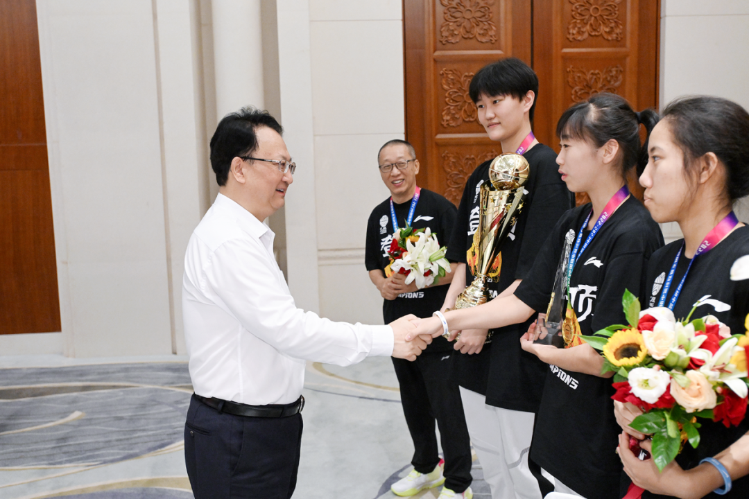 景俊海胡玉亭接见长春市第一〇八学校女子篮球队