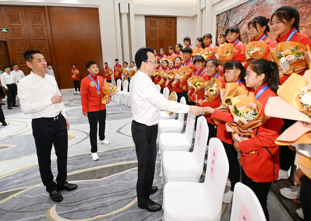 景俊海胡玉亭接见长春大众卓越女足青年队