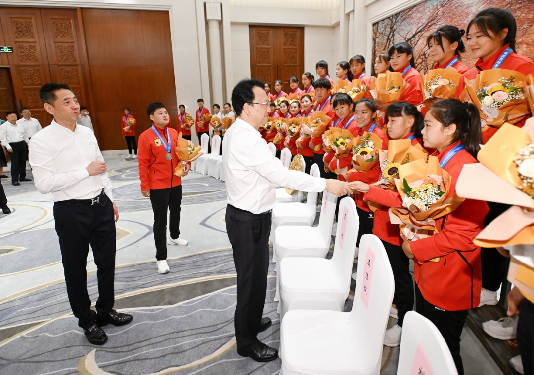 景俊海胡玉亭接见长春大众卓越女足青年队