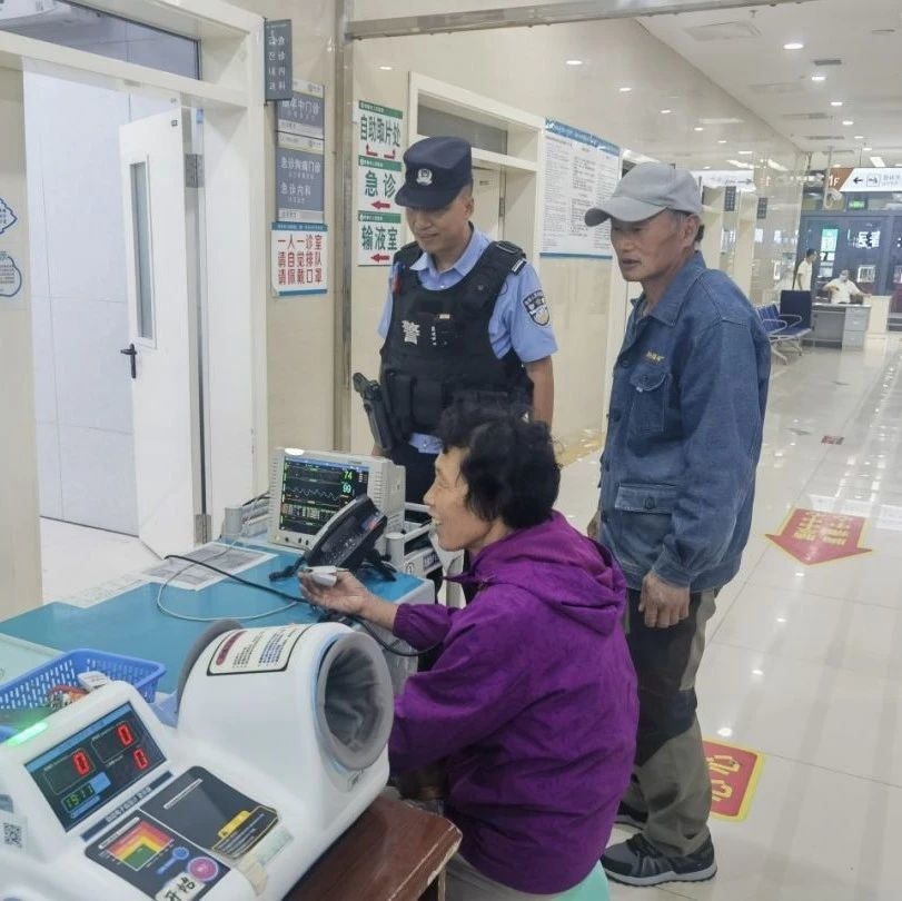 老人采野菜遭蛇咬 移民管理警察紧急送医