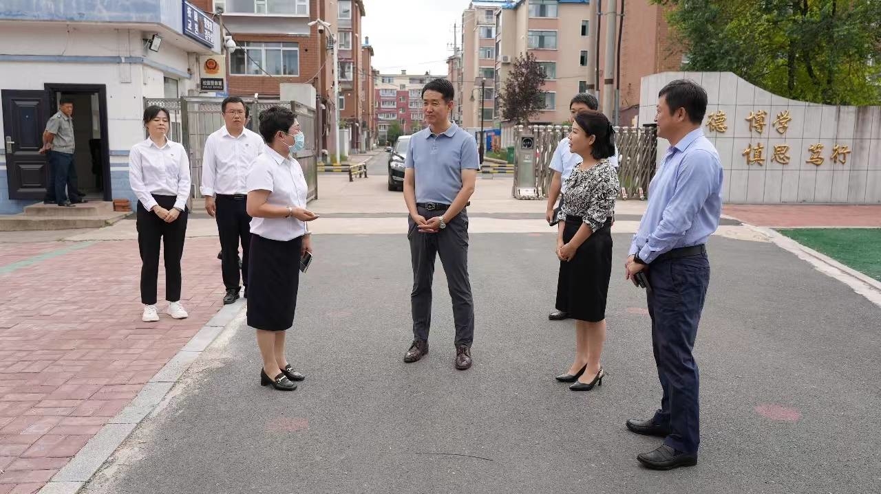 图们市委副书记、市长金哲俊到图们市第二高级中学开展教师节慰问活动