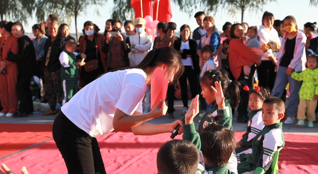 大安市安广幼儿园举行“让爱传递·大手牵小手”义卖活动