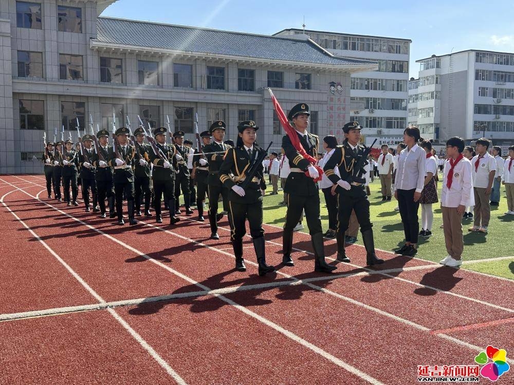 延吉两所小学与全省百所小学同升一面旗 共祝祖国好