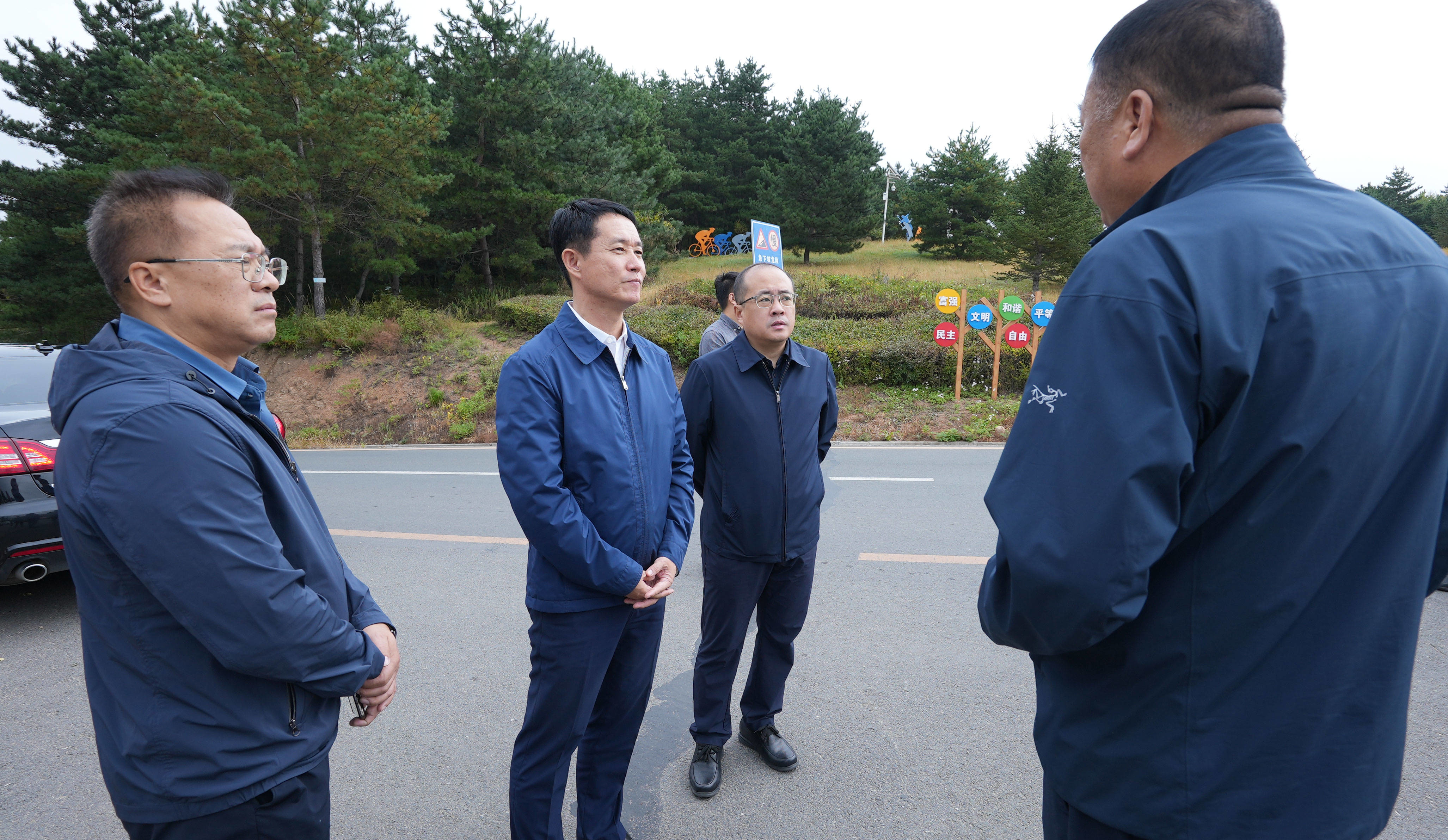 图们市委副书记、市长金哲俊调研森林防火和节前市场保供、安全生产工作