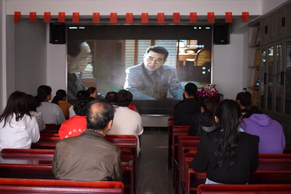 丹江街林建社区开展“看红色电影 向先烈致敬”主题教育活动