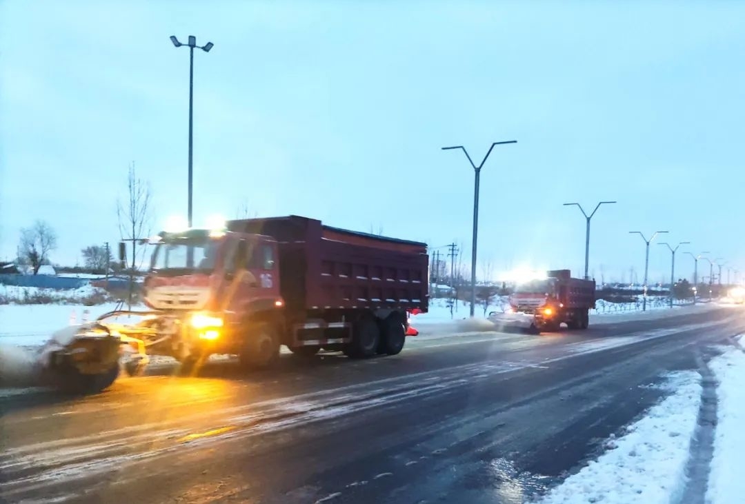 公主岭市连夜清雪，保障市民安全出行