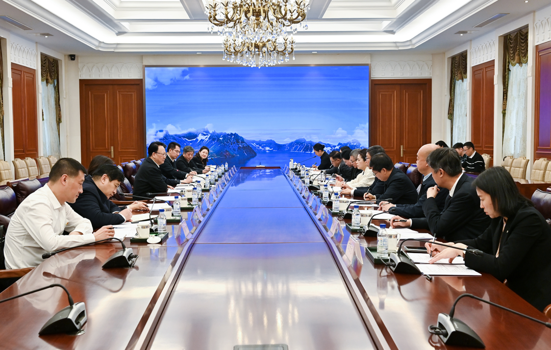 景俊海主持召开党外人士座谈会