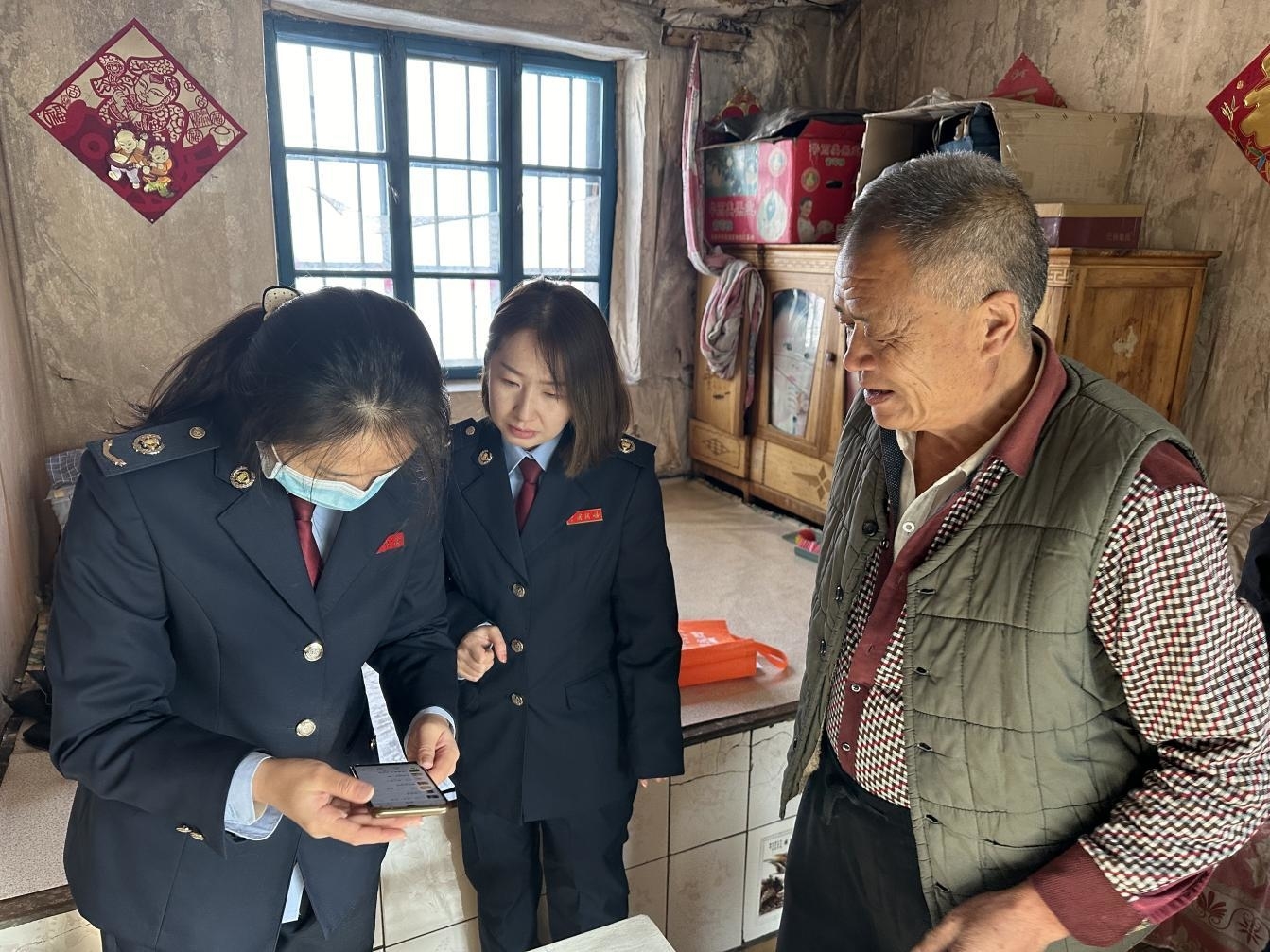 长白山税务局池西税务所：上门服务零距离 “两险”宣传进社区