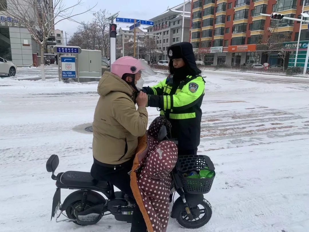 图们公安交警雪天执勤保通畅 守护群众平安路