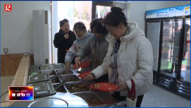 【룡정뉴스】룡문가두 룡문사회구역서 민락선사회구역식당 현판의식 가져