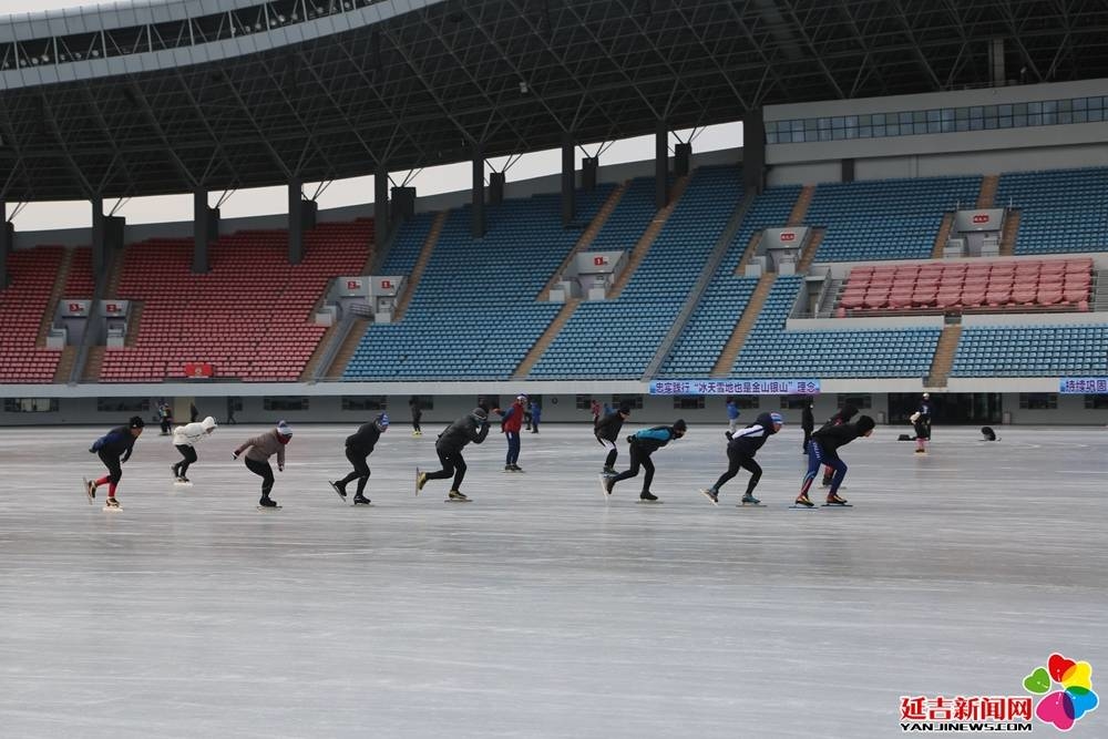 延吉全民健身中心天然草坪变身冰场 市民游客争相打卡