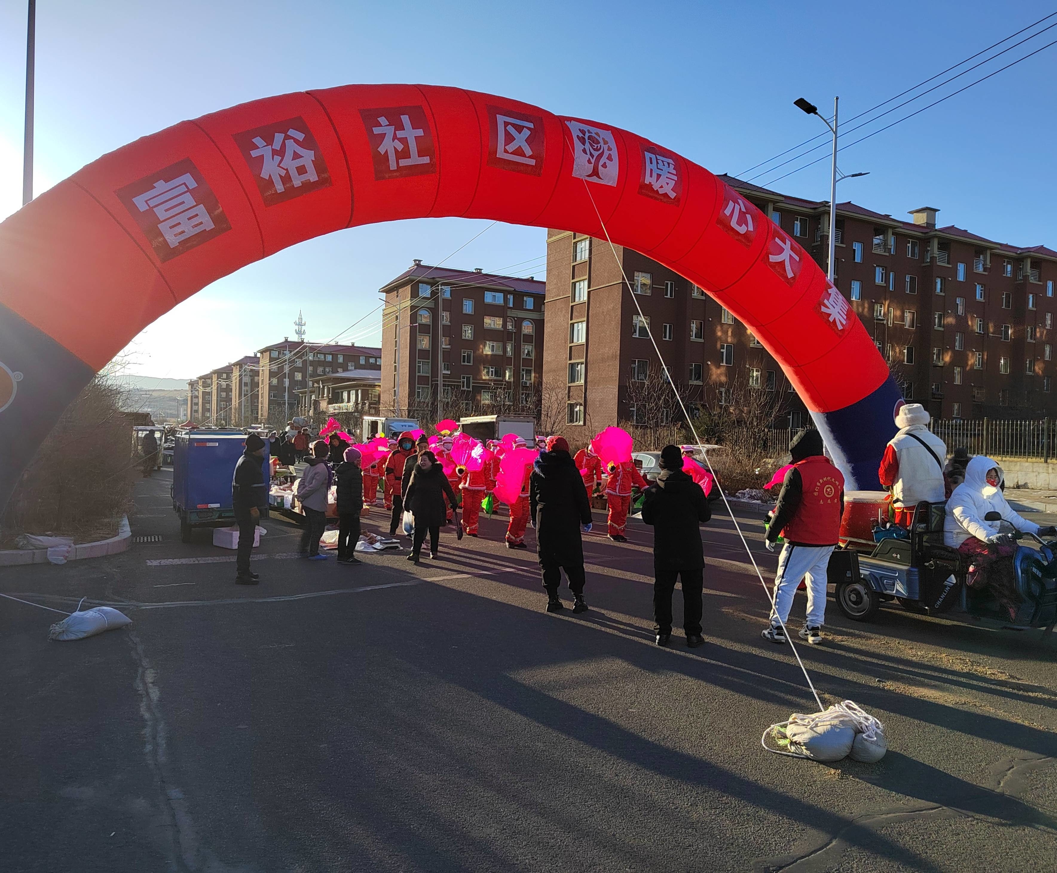 图们市月宫街道富裕社区开展“暖心大集进社区，便民服务零距离”活动