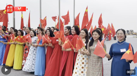 独家视频丨机场欢迎人群热情迎候习近平到访