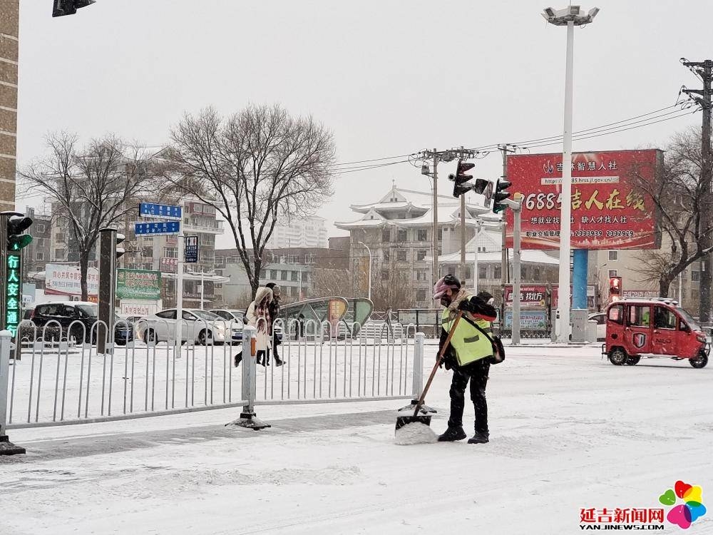 延吉城管环卫部门“以雪为令”全力清雪保畅通