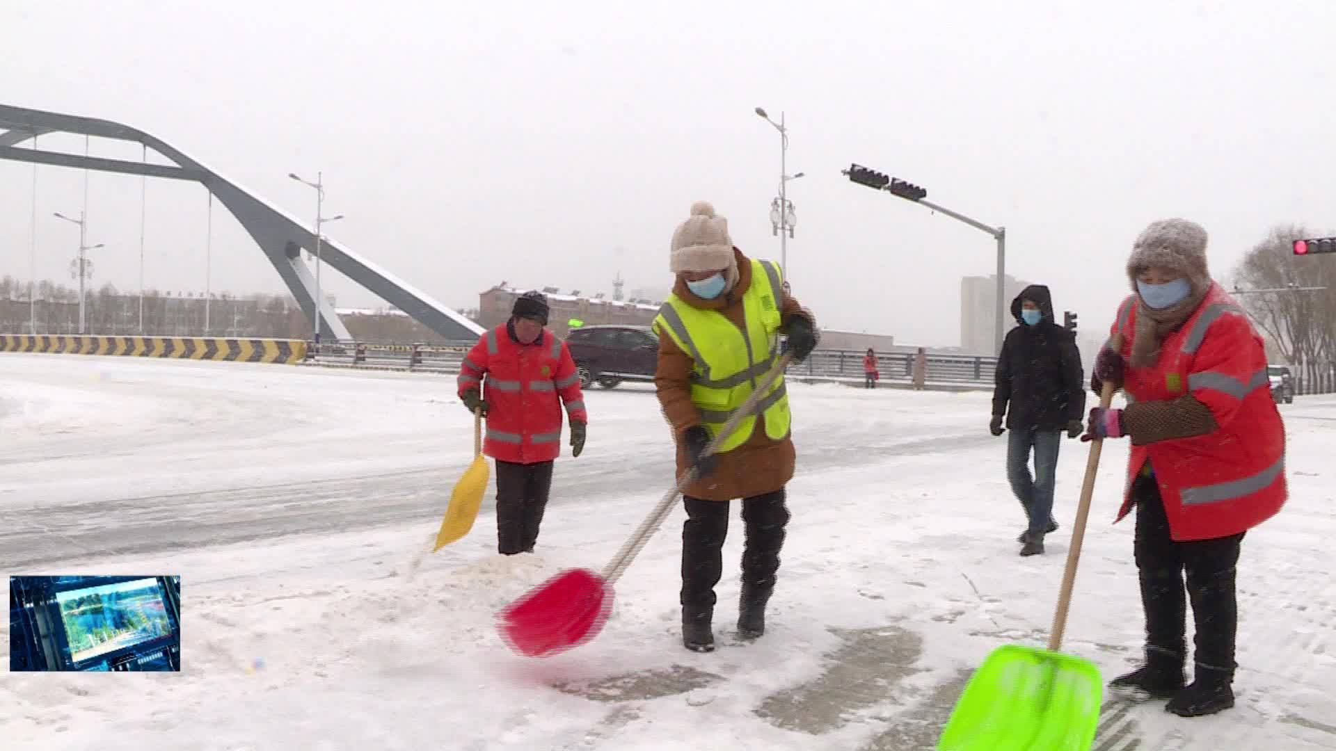 12月15日-我县再迎大雪 楹环城乡环境服务有限公司浴“雪”奋战保畅通