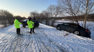 雪中送暖 敦化黄森公安民警救助受困车辆