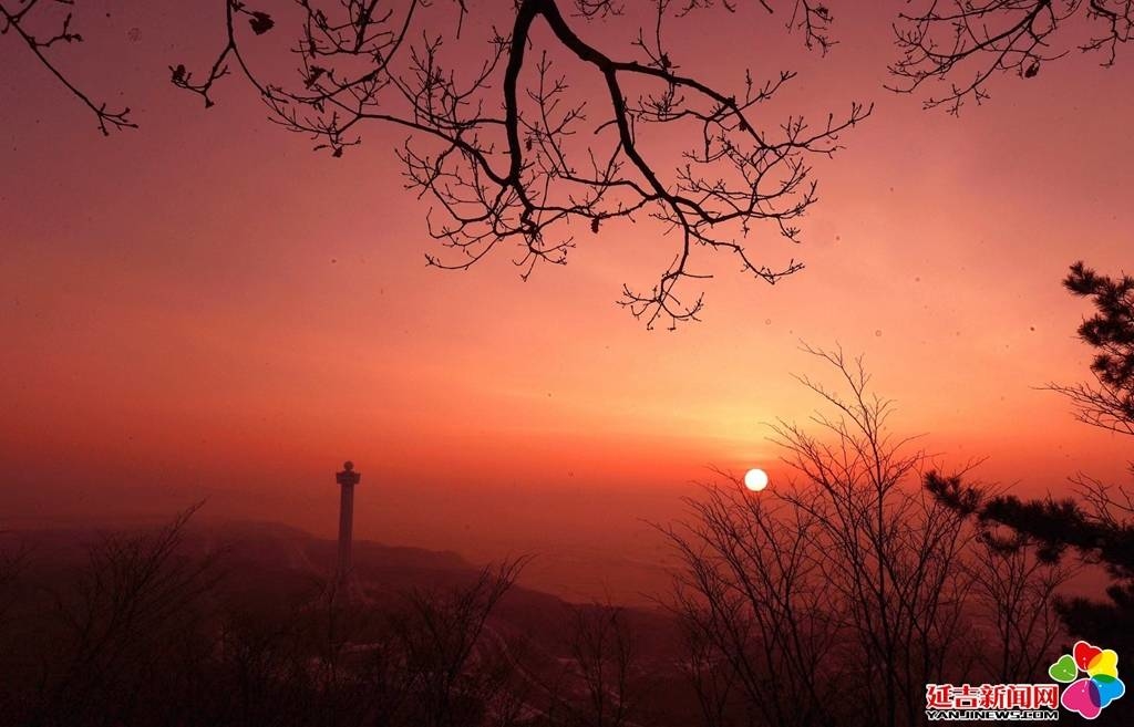 数千游客登山看日出 迎接新年第一缕阳光