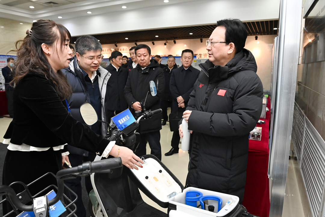 景俊海调研新能源新材料产业发展情况并主持召开座谈会