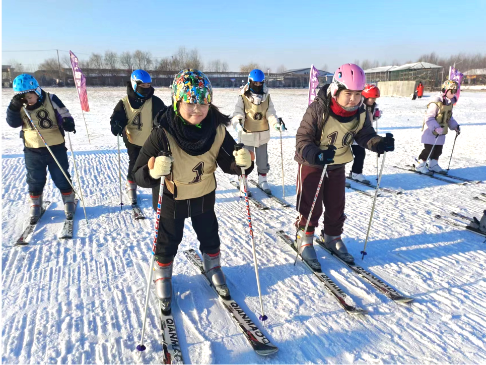 公主岭市推广普及校园冰雪运动，两千余名学生分阶段分批次参加