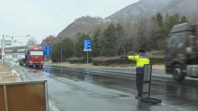 图们交警积极应对雨雪天气 全力保障道路畅通