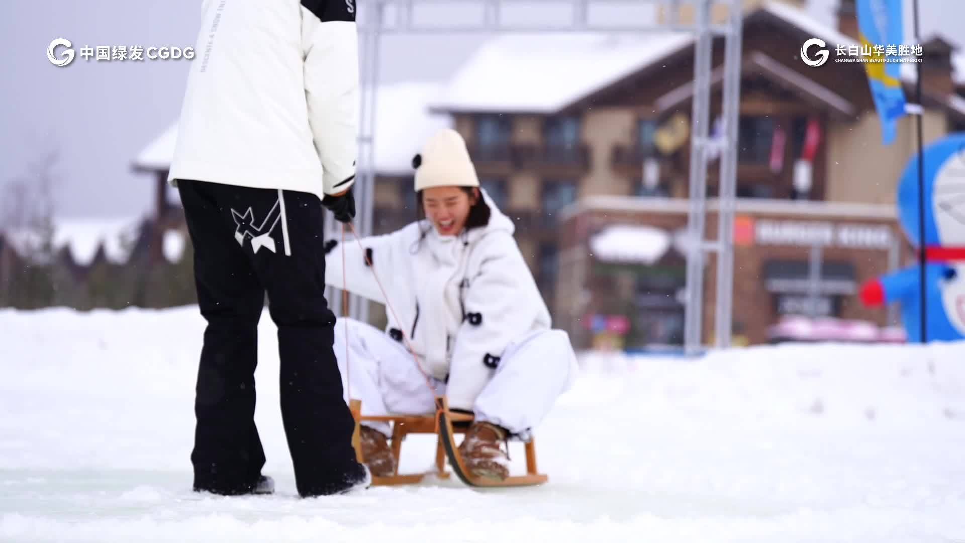 撒欢玩雪 欢笑不断  现在冲向娱雪乐园  数十种欢乐项目随心选 冬天就来#长白山华美胜地